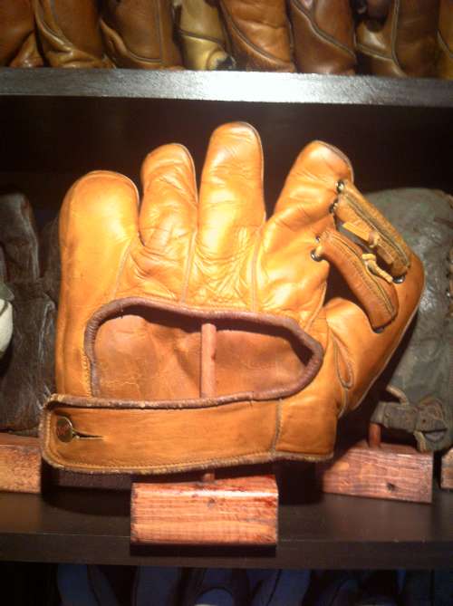 Ripon Glove Back