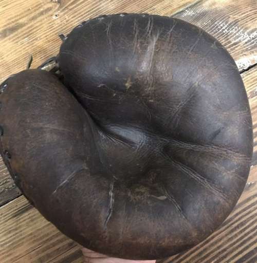 Gabby Hartnett Spalding 10/0 Catchers Mitt Front