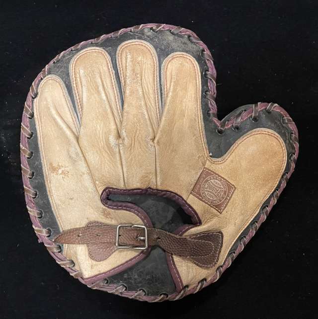 Spalding 1C Back Stop Catchers Mitt Back