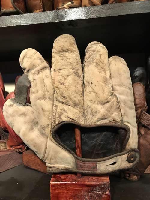 Spalding 1 Inch Web White Lefty Back