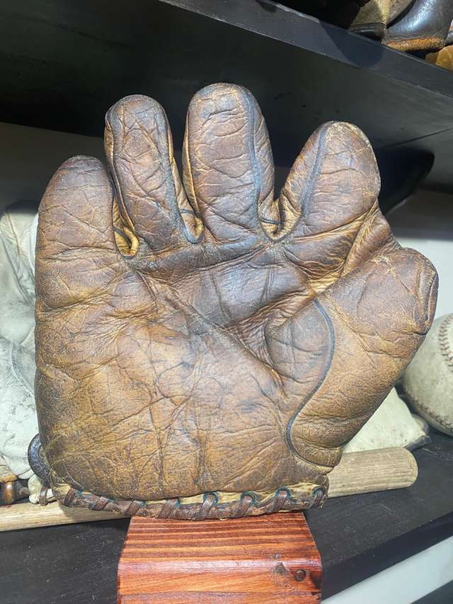 Spalding Full Web Lefty Front