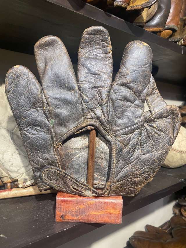 Spalding Hole in Palm 1 Inch Web Back Aaron