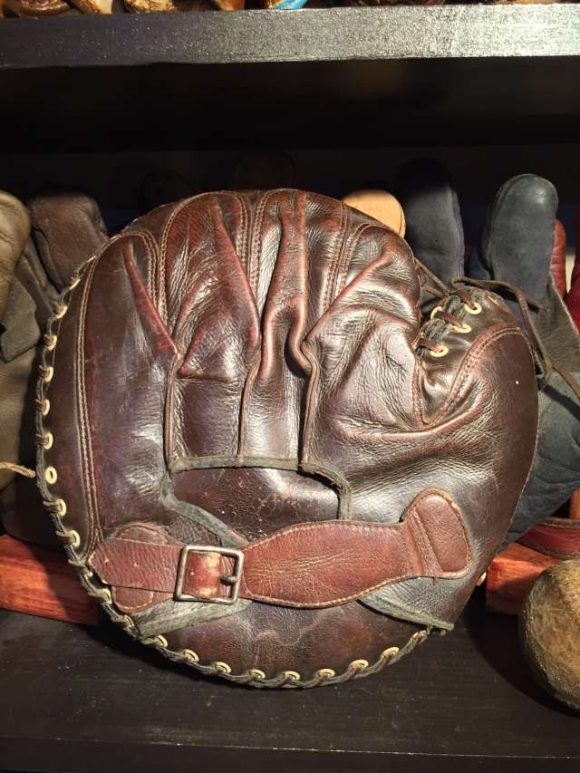 Victor 57C Catchers Mitt Back