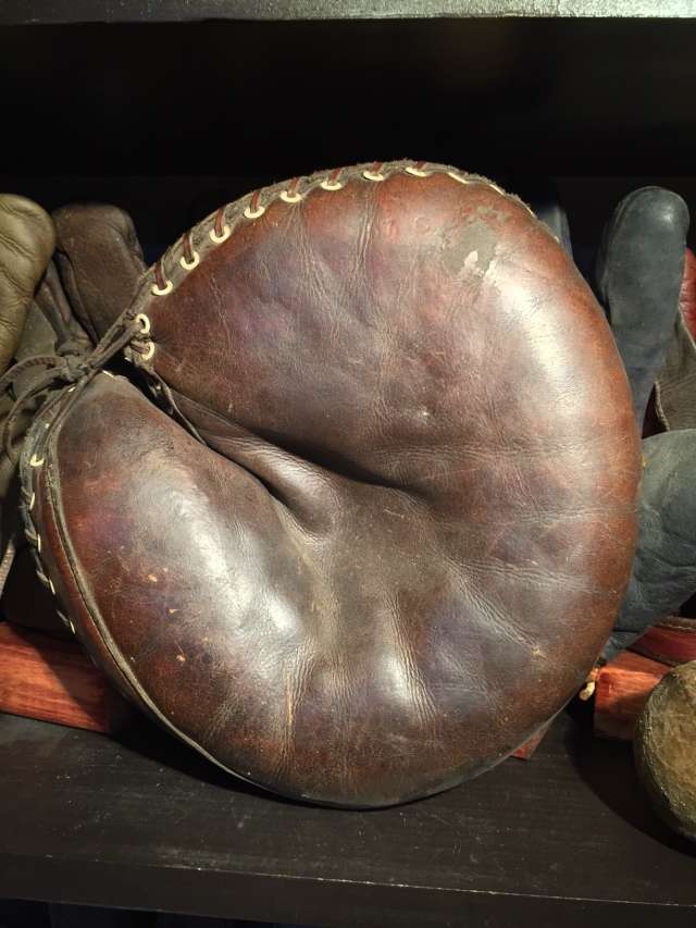 Victor 57C Catchers Mitt Front