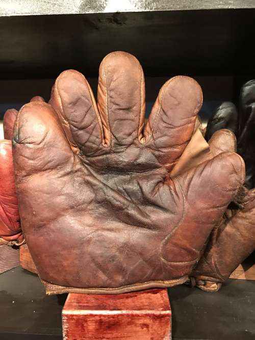 Victor Full Web Burgundy Lefty Front