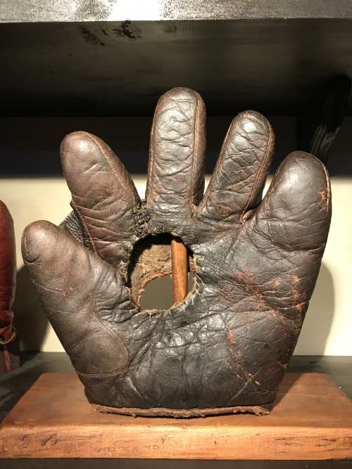 Victor Hole in Palm Full Web Front