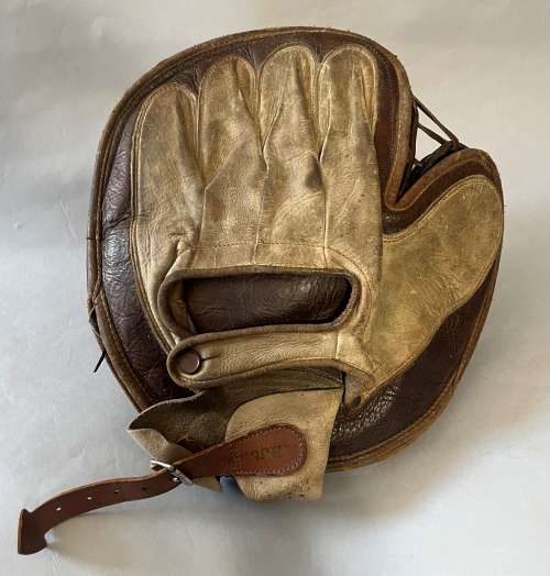 William Read & Sons 400M Crescent Catchers Mitt Back