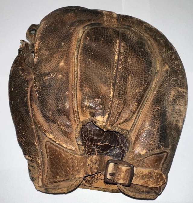 William Read & Sons Crescent Basemitt Back