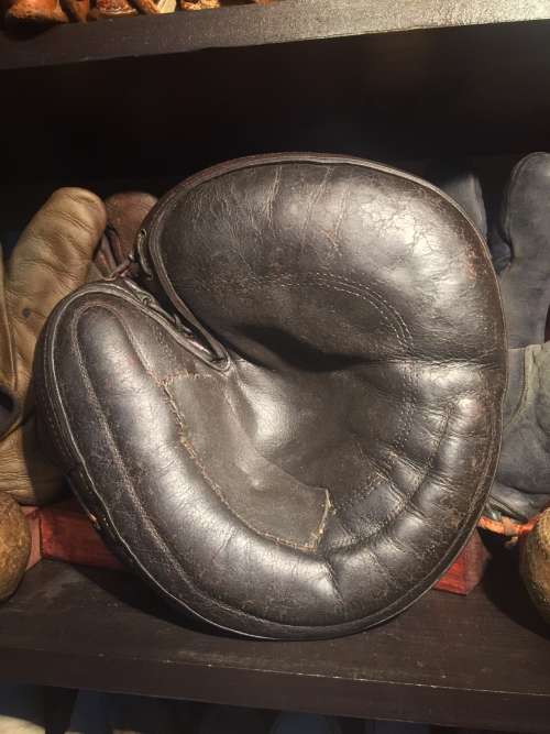 William Read & Sons Crescent Pad Catchers Mitt Front