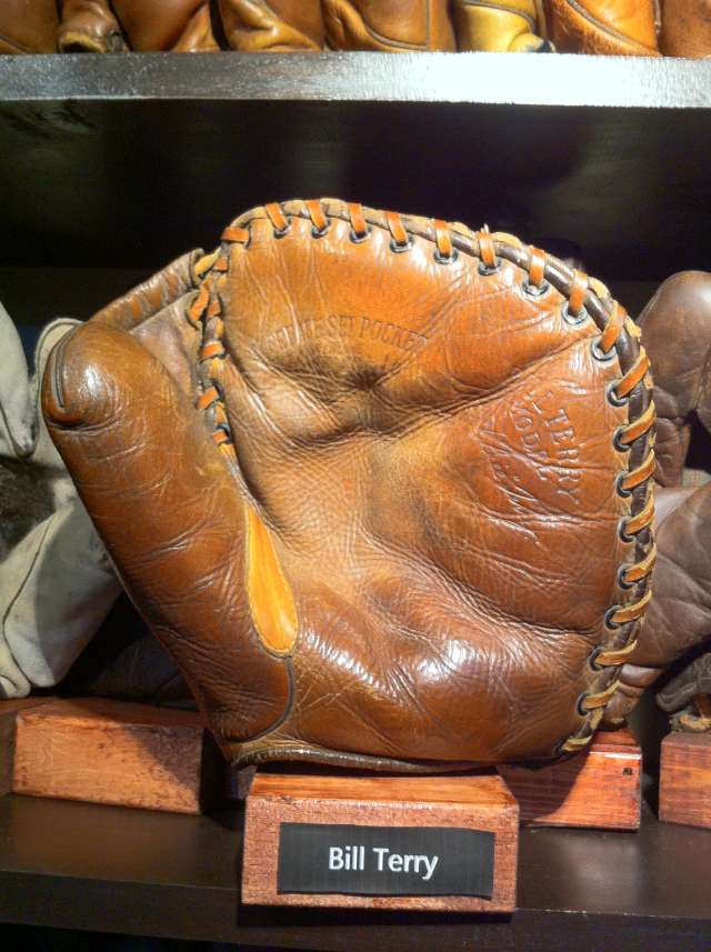 Bill Terry Wilson 550 Basemitt Front