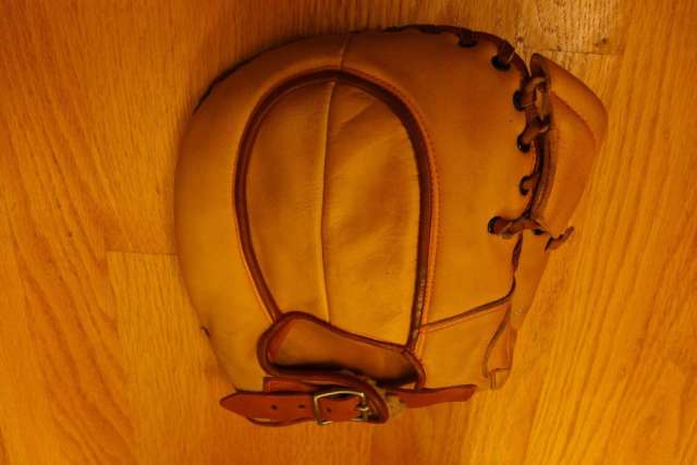 Phil Todt Wilson 562 Basemitt Back