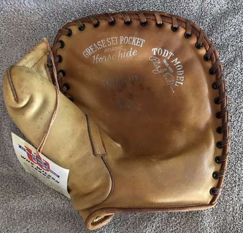 Phil Todt Wilson 562 Basemitt Front