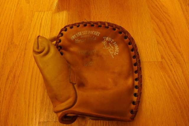 Phil Todt Wilson 562 Basemitt Front
