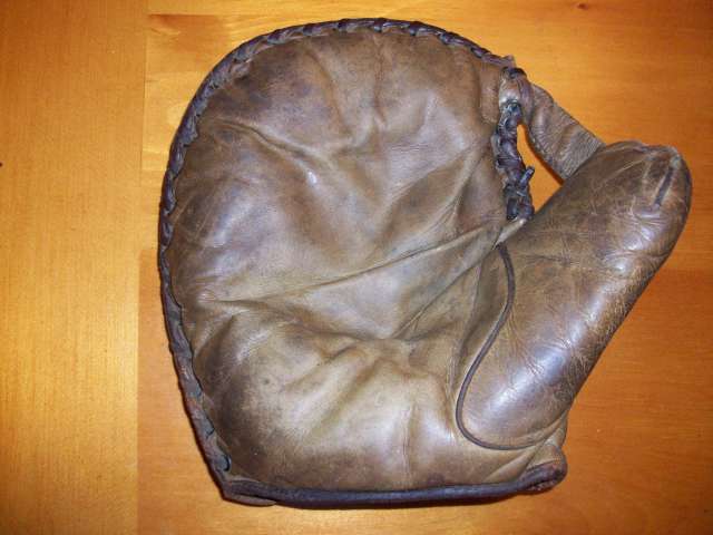 Thomas E. Wilson 1 Inch Web Basemitt Front