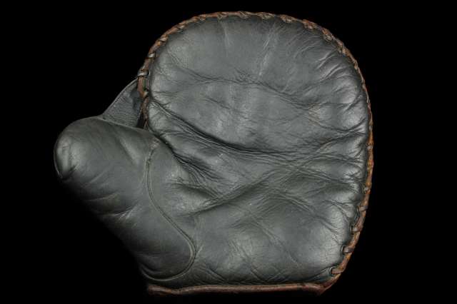 Thomas E. Wilson 1 Inch Web Basemitt Front