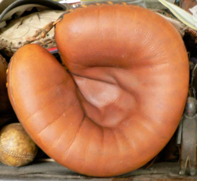 Gabby Hartnett Wilson 508 Catchers Mitt Front