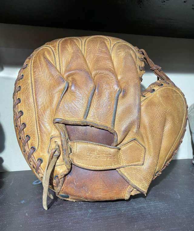 Thomas E. Wilson Snap Heel Catchers Mitt Back