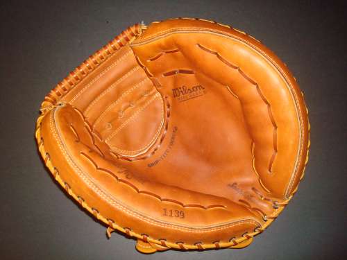 Wilson 1139 Professional Model Knuckle Ball Catchers Mitt Front