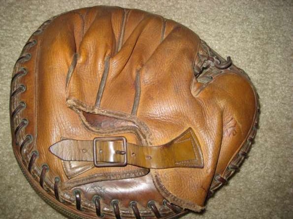 Wilson 50 Zipper Heel Catchers Mitt Back