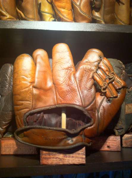 Rogers Hornsby Wilson 970 Back