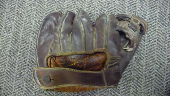 Wilson 601L Outward Seam Glove Back