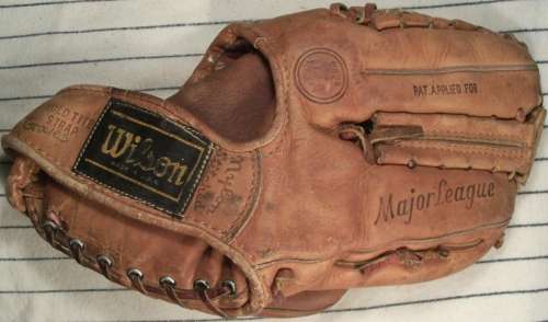 Wilson A2121 Ball Hawk Six Back