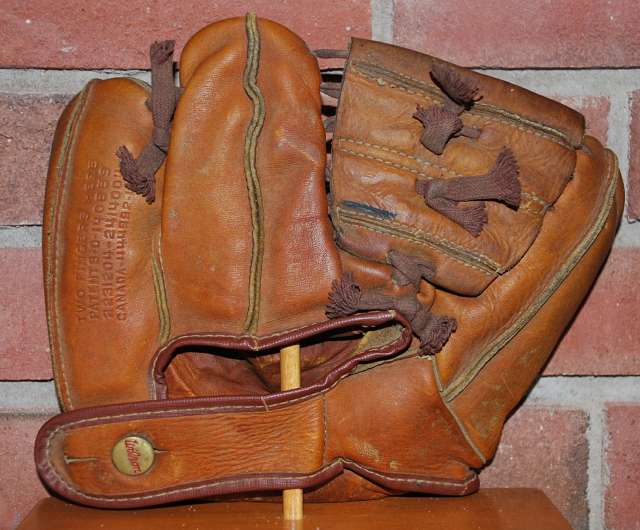 Wilson A2260 Ball Hawk 3 Back