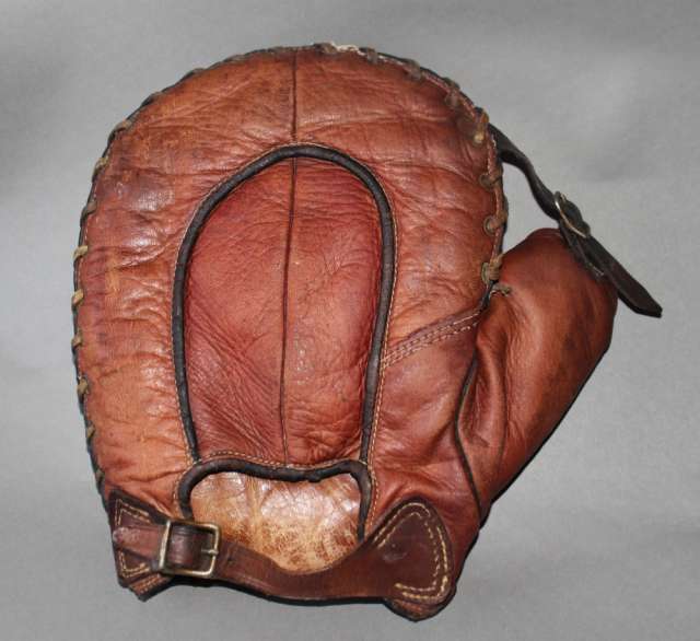 Victor, Wright & Ditson Special Basemitt Back