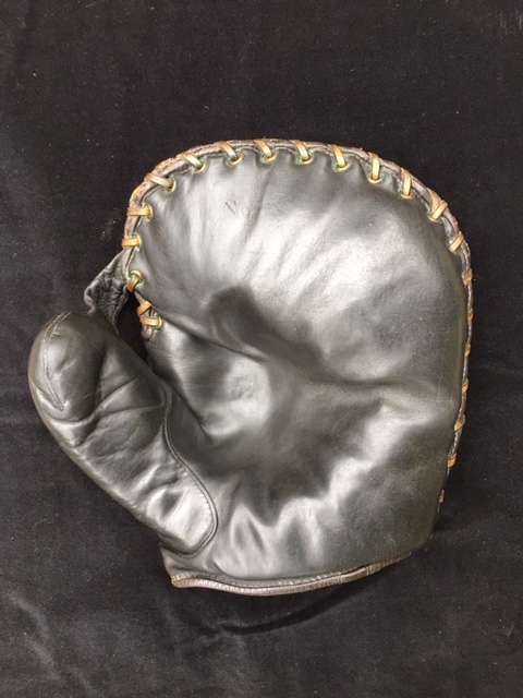 Victor, Wright & Ditson Varsity Basemitt Front