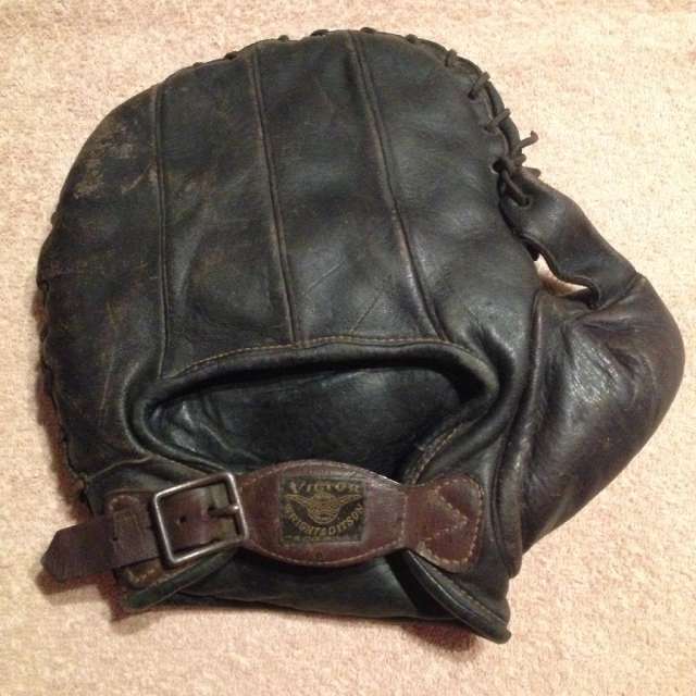 Victor, Wright & Ditson Basemitt Back