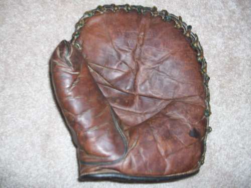 Victor, Wright & Ditson Basemitt Front
