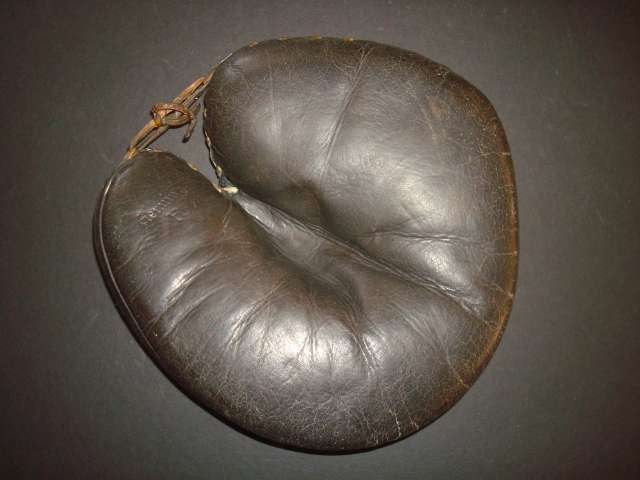 Victor, Wright & Ditson Catchers Mitt Black Front