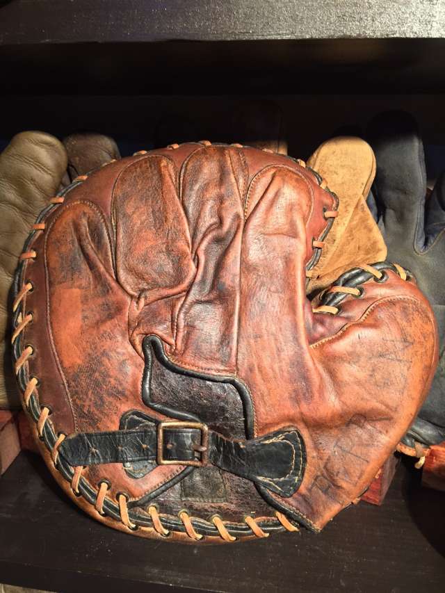 Victor, Wright & Ditson Catchers Mitt Brown Back