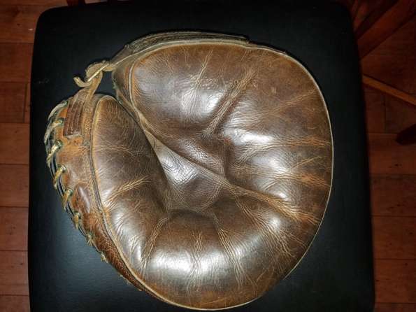Victor, Wright & Ditson Catchers Mitt Front