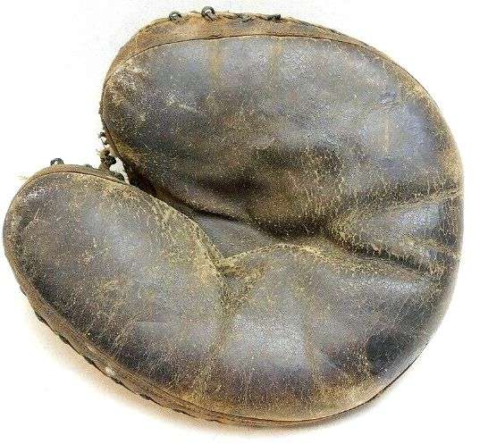 Victor, Wright & Ditson Catchers Mitt Front