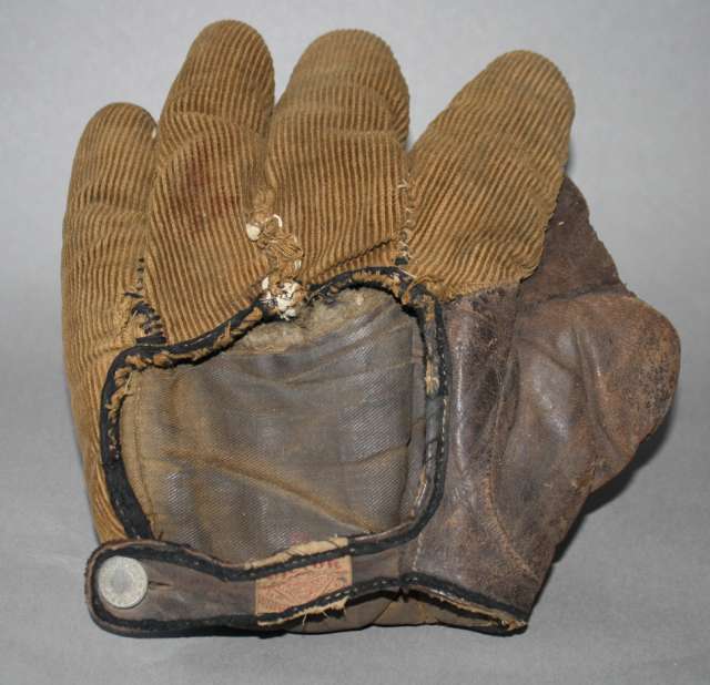 Victor, Wright & Ditson Corduroy Parallel Weave Pattern Full Web Back