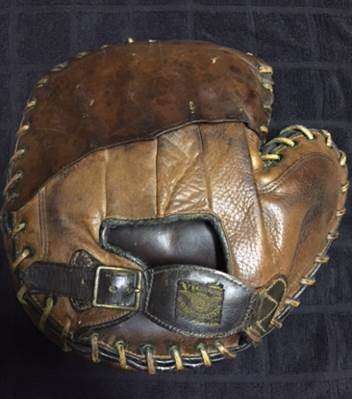 Victor, Wright & Ditson Decker Patent Catchers Mitt Back