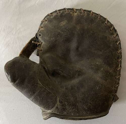 Victor, Wright & Ditson Varsity Basemitt Front