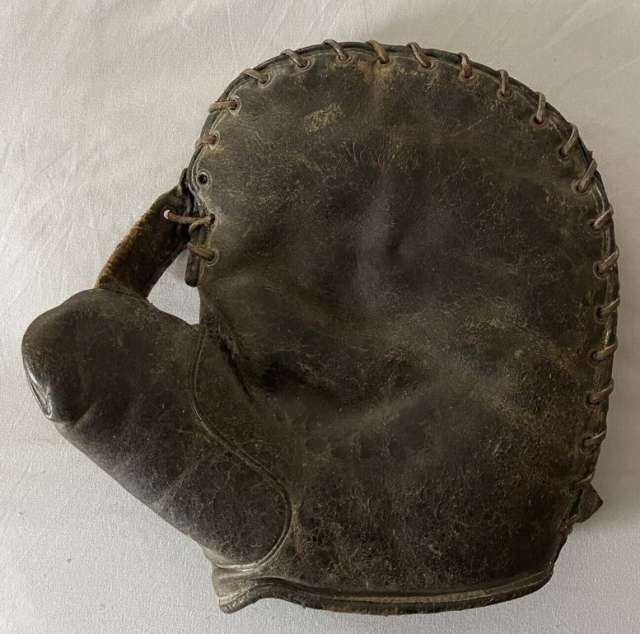 Victor, Wright & Ditson Varsity Basemitt Front