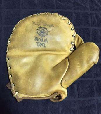 Victor, Wright & Ditson VML Basemitt Front