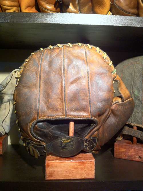 Victor, Wright & Ditson Catchers Mitt Brown Back