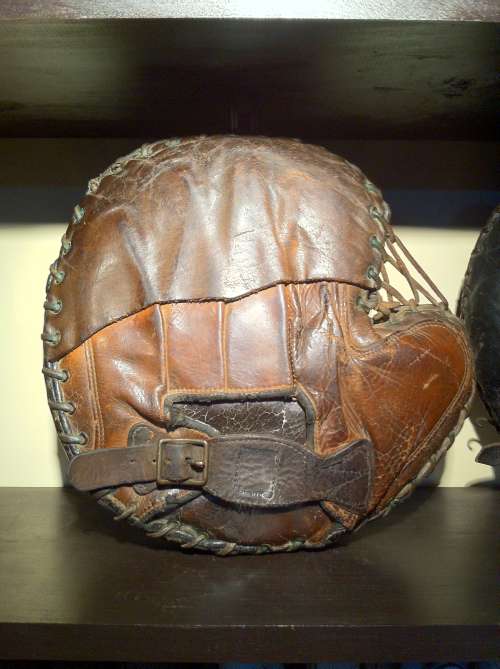 Victor, Wright & Ditson Decker Patent Catchers Mitt Back