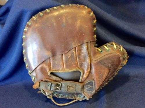 Victor, Wright & Ditson Decker Patent Catchers Mitt Back