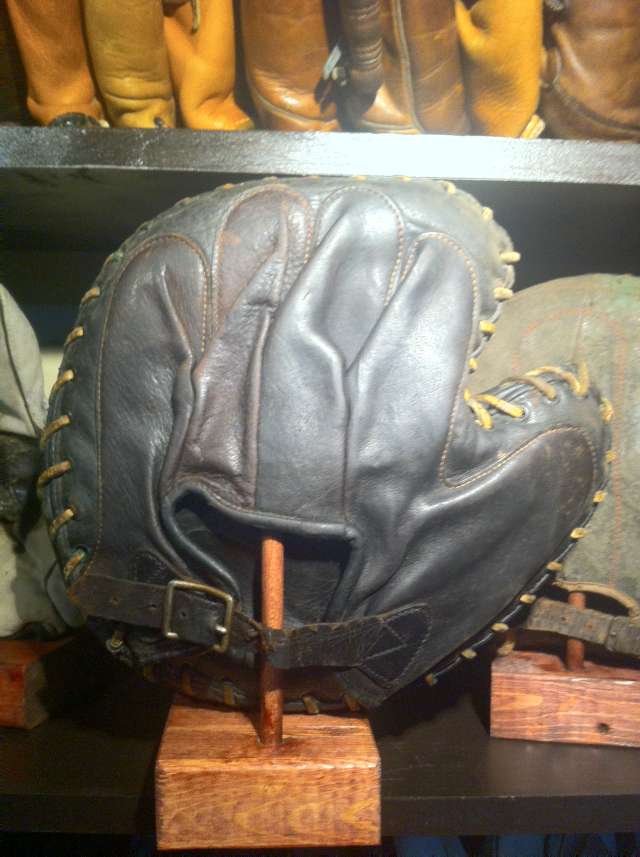 Victor, Wright & Ditson Black Catchers Mitt Back