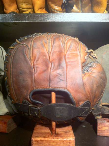 Victor, Wright & Ditson Brown Catchers Mitt Back