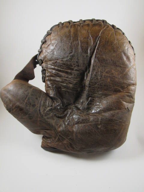 Wright & Ditson Basemitt Front