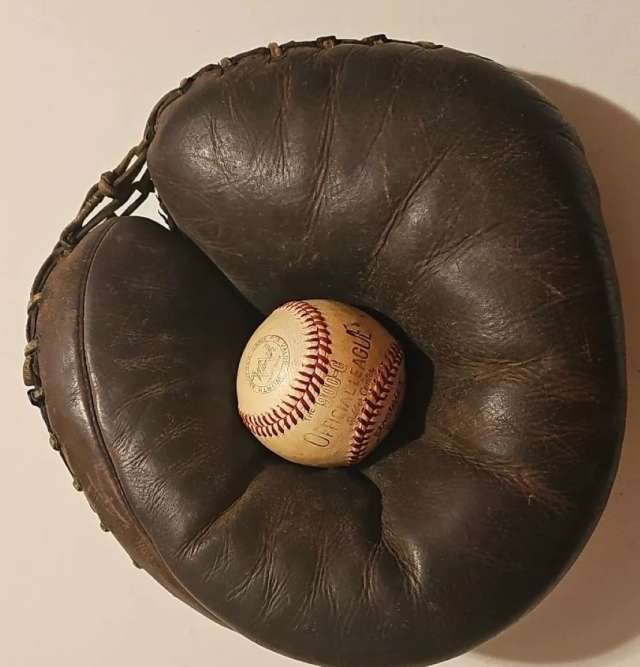 Wright & Ditson Decker Patent Catchers Mitt Front