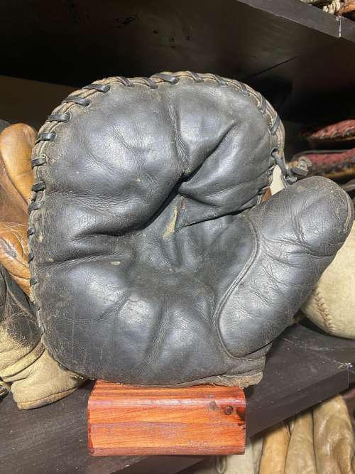 Wright & Ditson Fielders Mitt Front