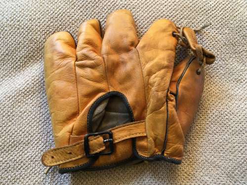 Yale Buckleback Glove Back