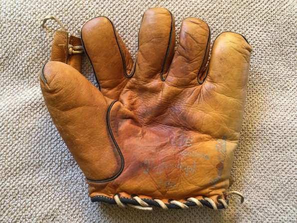 Yale Buckleback Glove Front